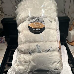NEW Minky Couture Luxurious Hugs Cream Blanket Grande 60" x 84"